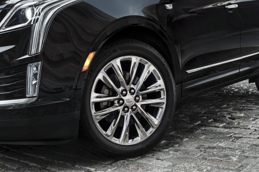 Логотип Cadillac XT5 Platinum 2016 года  (NA) (фото 8 из 9)